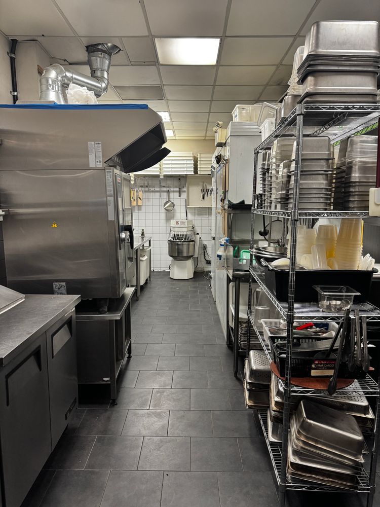 Beautiful Turn-Key Pizzeria - Bring your Offer! photo 7