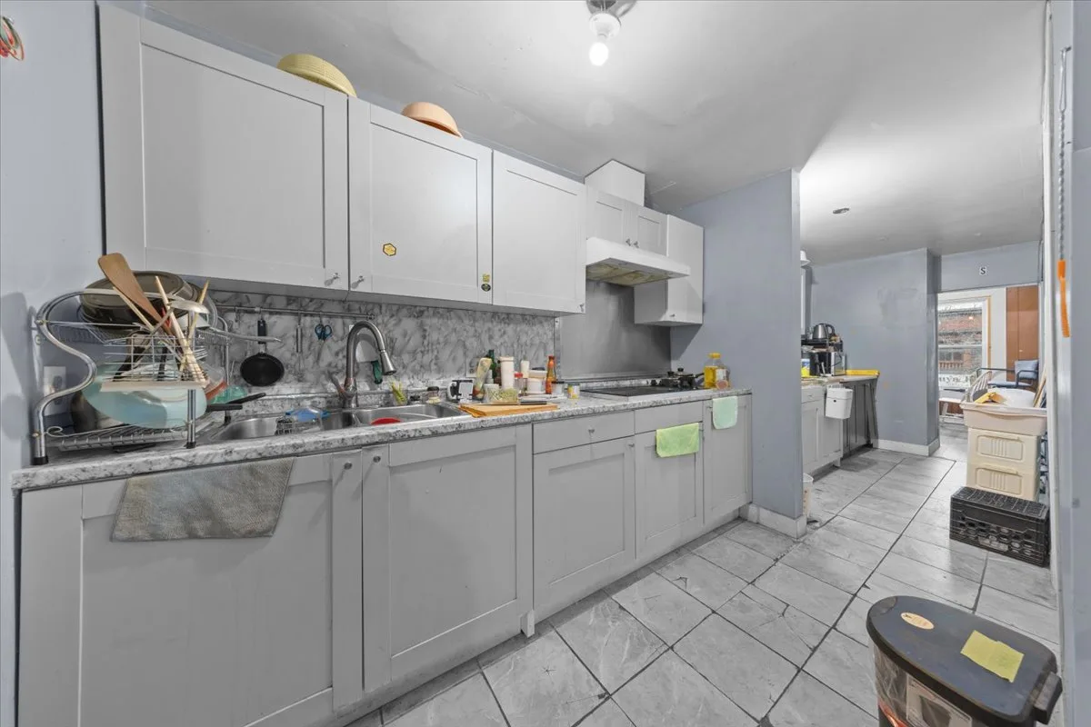 827 SOMERSET Street W (COMMERCIAL SPACE & RESIDENTIAL) photo 10