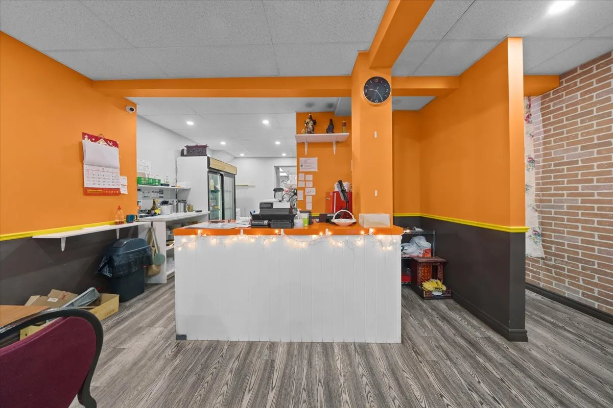 827 SOMERSET Street W (COMMERCIAL SPACE & RESIDENTIAL) photo 4